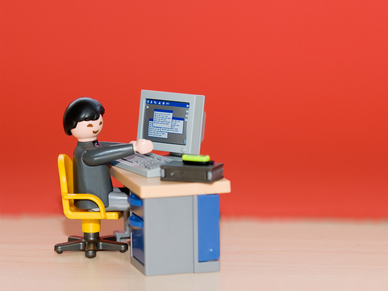 Playmobilfigur am Computer